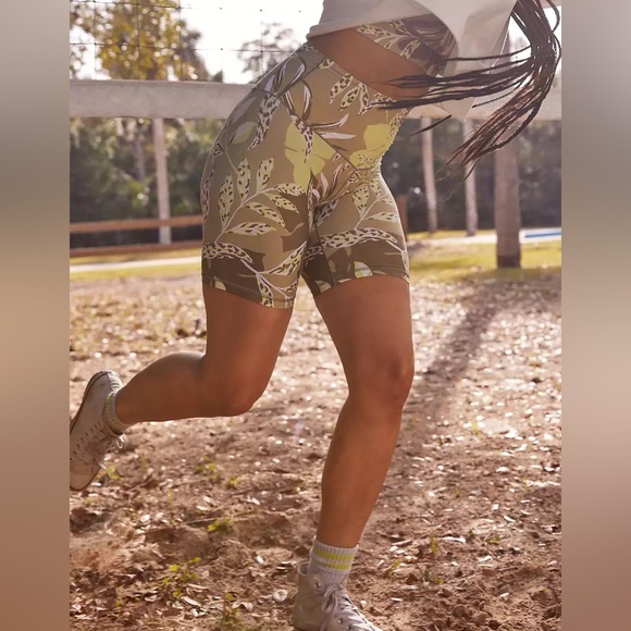 OFFLINE By AERIE Real Me Printed High Waisted 7" Bike Short Size S - Picture 4 of 12